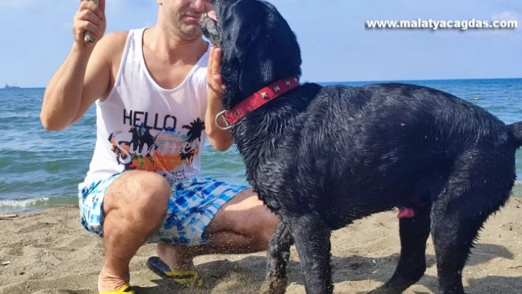 Ares denizde boğulduğunu sandığı kişiyi kurtardı