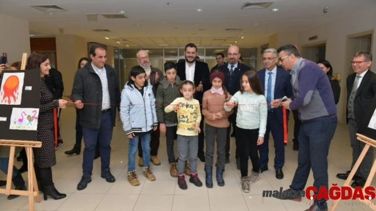 'Çocukların Gözünden Çiğli Belediyespor' isimli sergiye yoğun ilgi