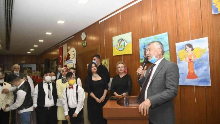 'Dünyanın En Güzel Renkleri' karma resim sergisi