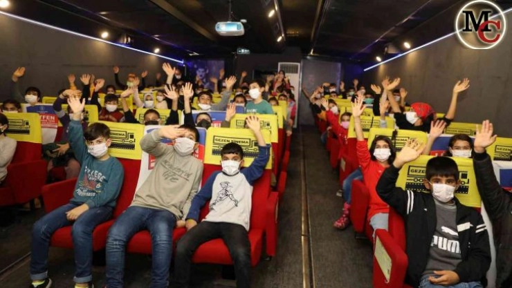 'Gezen Sinema Tırı' Yüreğirli çocuklarla buluştu