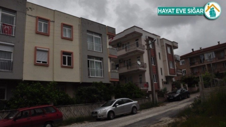 3. kattan düşen çocuk, portakal ağacına takılarak yaralı kurtuldu