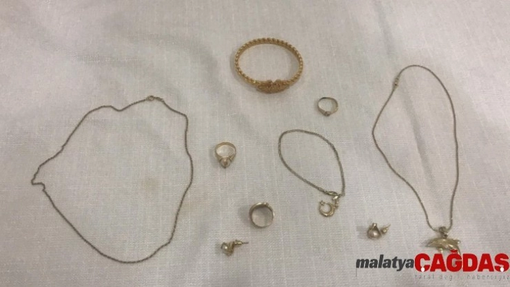 'Kızınızın ve sizin adınız FETÖ soruşturmasına karıştı' diyerek dolandırdı, aldığı altınları bozduramadan yakalandı