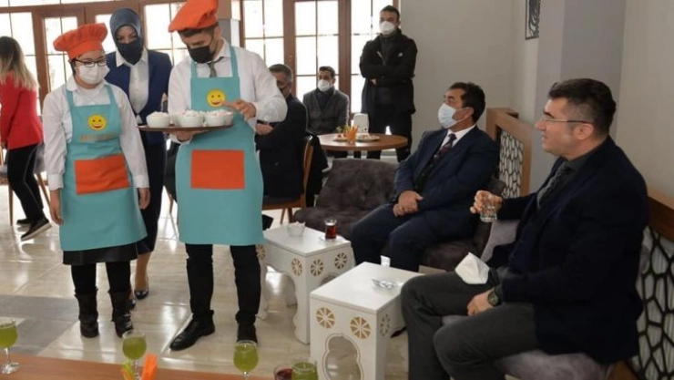 'Mutlu Kafe'nin ilk misafiri Vali Memiş oldu