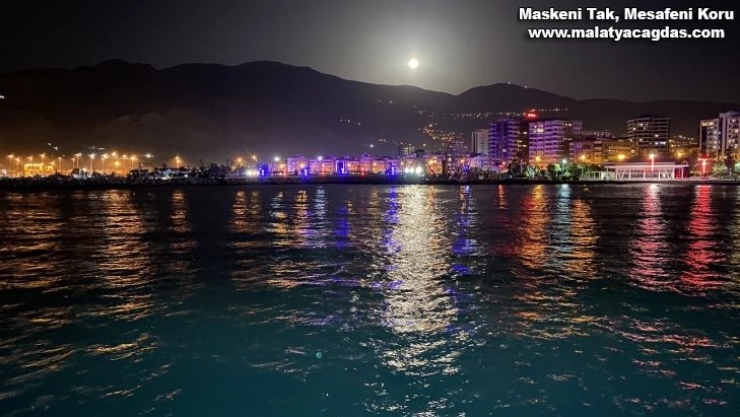 'Süper Ay' İskenderun Körfezi'nde kartpostallık görüntüler oluşturdu