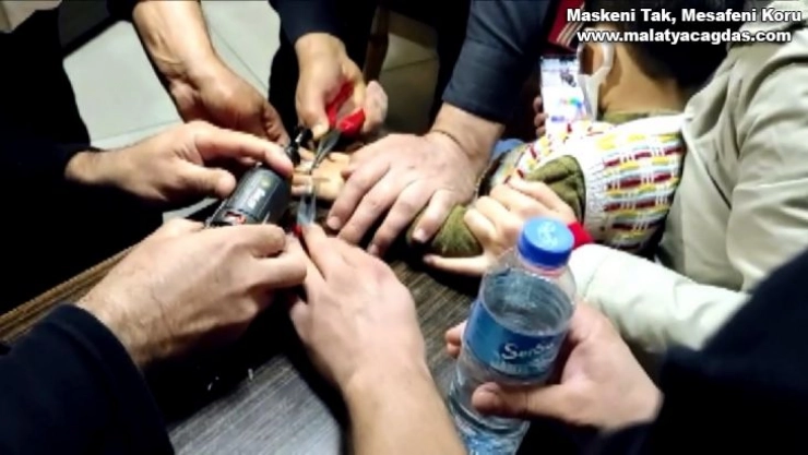 'Yüzük' diye taktığı metal pulu itfaiye çıkarttı