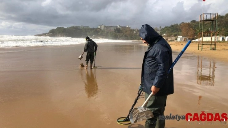 10 bin TL verdikleri dedektörlerle ekmeklerini sahilden çıkartıyorlar