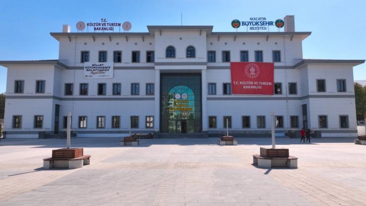 100. Yıl İl Halk Kütüphanesi'ne Öğrencilerden Tam Not