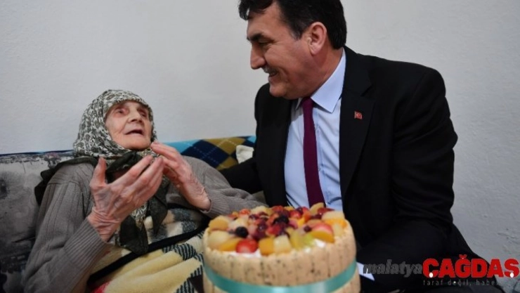 105 yaşındaki nineye doğum günü sürprizi