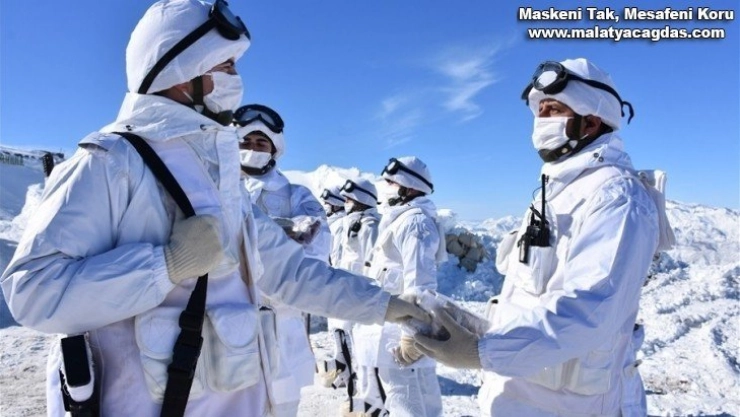 117 yaşındaki Zeliha nineden Mehmetçiğe 115 çift çorap