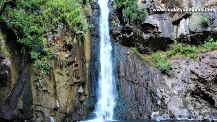 15 metrelik şelale, pandemi ve sıcaktan bunalanların ilgi odağı oldu