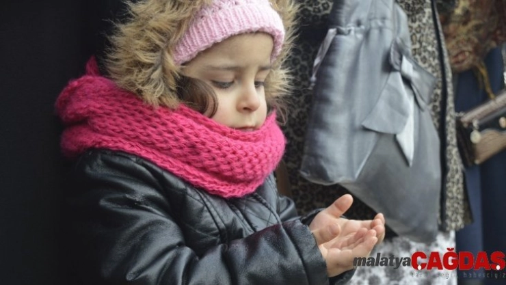 150 bin kişinin katkısıyla hazırlanan yardım tırları İdlib'e gönderildi