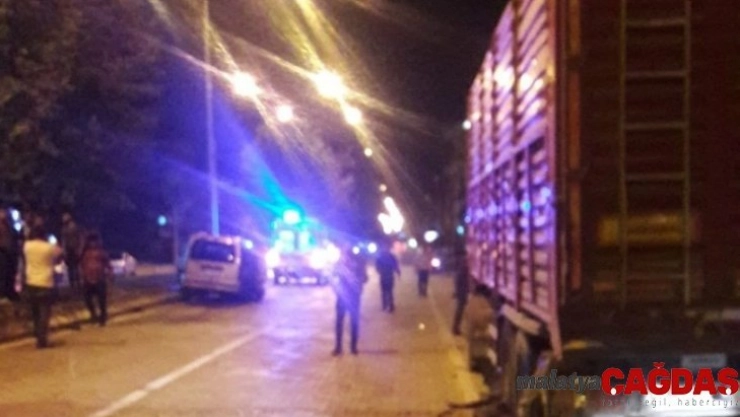 16 yaşındaki ehliyetsiz sürücü önce tıra sonra refüje çarptı