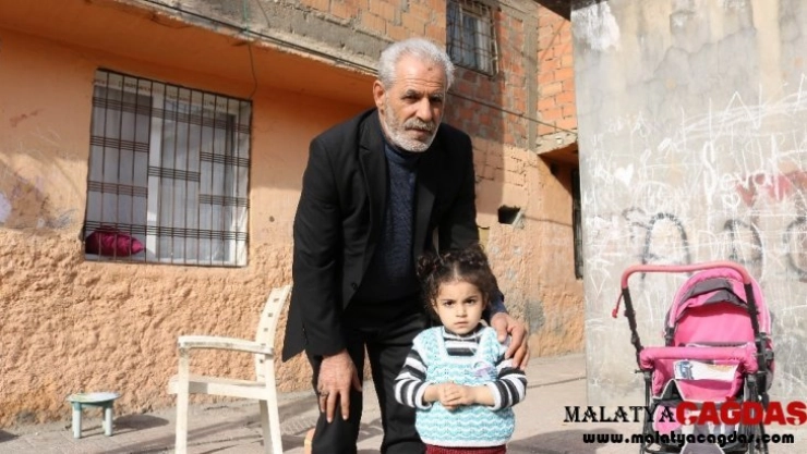 2 genç kız, 3 yaşındaki çocuğu 3 dakikada kaçırdı