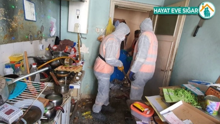 2 kamyon çöp çıktı