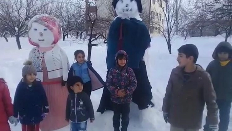 2 metre boyundaki kardan adam ilgi odağı oldu