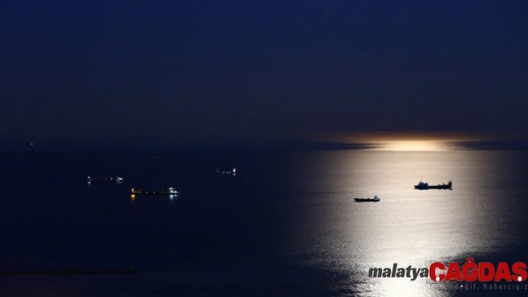 2020 Yılının ilk dolunayı ve ay tutulması İskenderun Körfezi üzerinde kartpostallık görüntüler oluşturdu