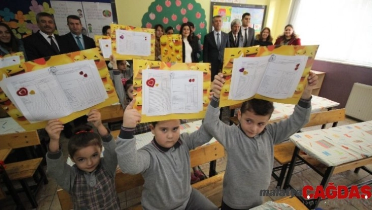 23 bin 782 öğrenci Edremit'te karne aldı