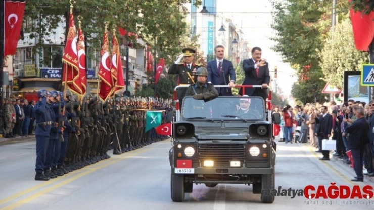 Geçit Töreni Bir Gün Sonra Yapıldı