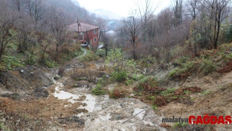 3 evin boşaltıldığı heyelanın ardından hasar tespit çalışmaları başlatıldı