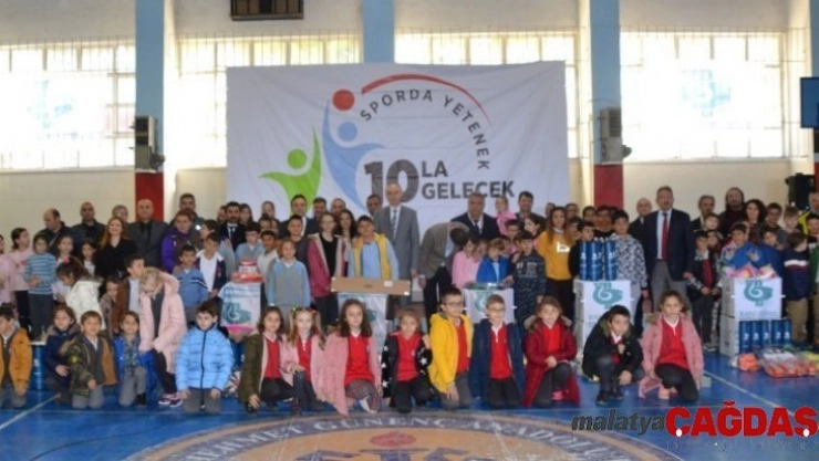 4 bin 500 öğrenciye spor malzemesi dağıtıldı
