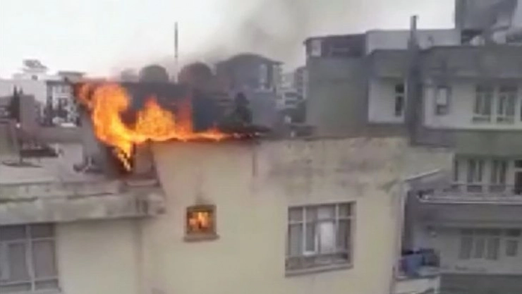 4 katlı binanın çatısı alev alev yandı