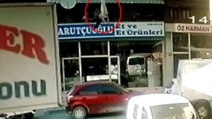 4. kattan düşen çocuk ağır yaralandı