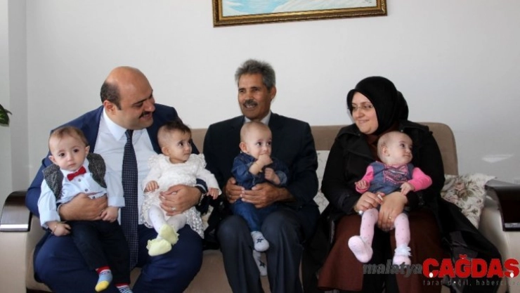 4 yıl sonra 'dördüz' lerin doğum gününü  kutladılar