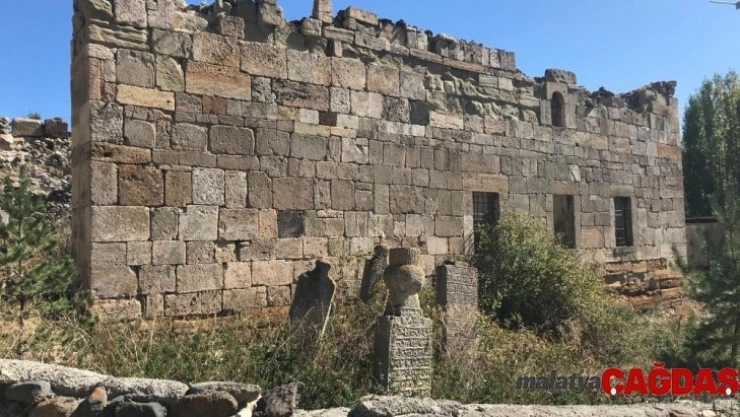 5 asırlık cami ilgi bekliyor