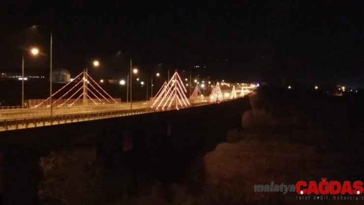 547 metrelik köprünün ışıkları, kadınlar için turuncu yandı