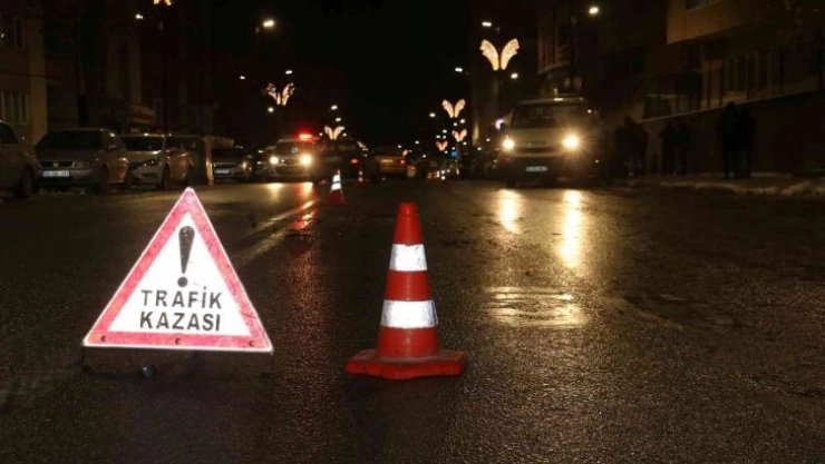 6 otomobile çarptı, aracını bırakıp olay yerinden kaçtı