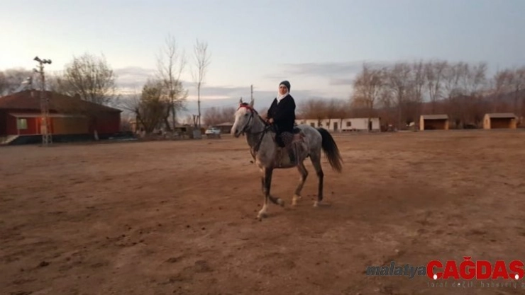 60 yaşında ata binen Fatma nine görenleri şaşırtıyor