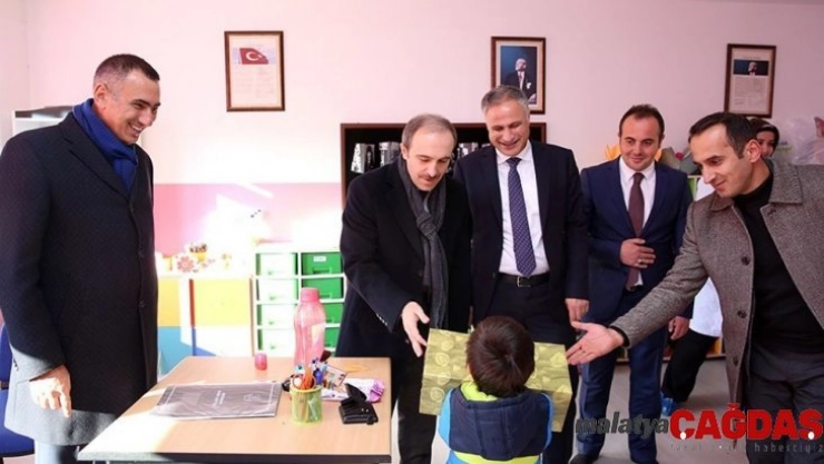 700 öğrenci yeni giysilerle donatıldı