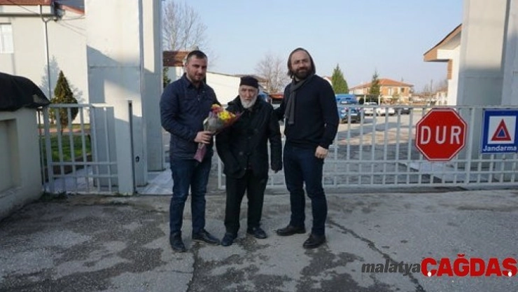 71 yaşındaki engelli vatandaştan kendisini sırtına alıp yolun karşısına geçiren jandarma personeline teşekkür