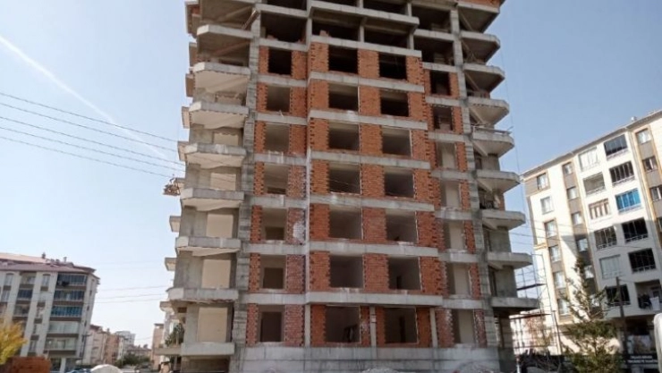 8. kattan düşen duvar ustası ağır yaralandı