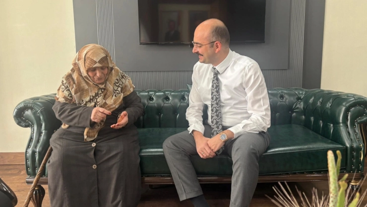 88 Yıllık Hayatta Yeni Bir Sayfa: Emine Teyze Okumayı Öğrendi