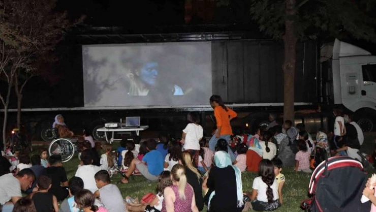 Açık hava sineması miniklerle buluştu