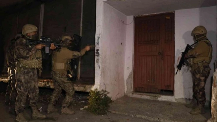 Adana'da 'Cono Aşiretine' operasyon: Çok sayıda gözaltı var