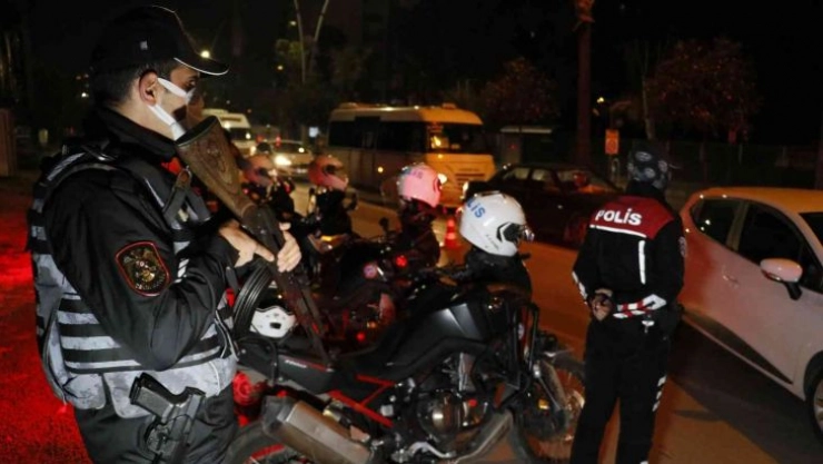 Adana'da 'Huzur ve Güven' uygulaması: 43 kişi yakalandı, çok sayıda ruhsatsız silah ele geçirildi