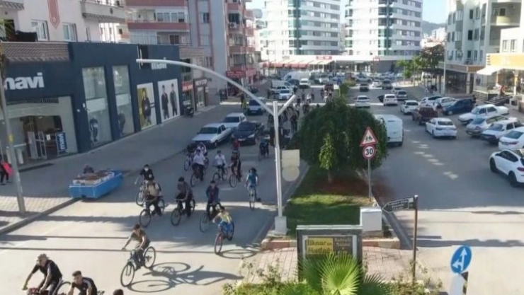 Adana'da pedallar sağlıklı yaşam için çevrildi