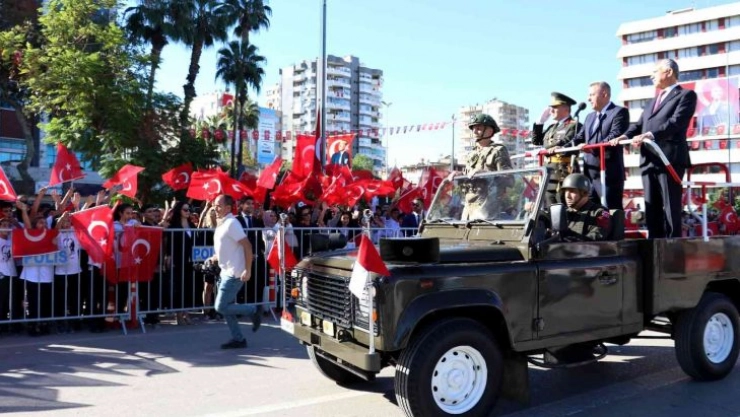 Adana'da Türkiye Cumhuriyeti'nin 99'uncu yıl coşkusu