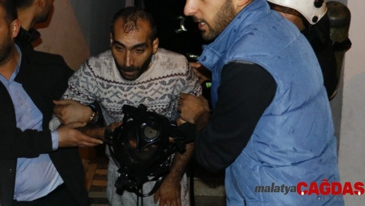 Adana'da yangında mahsur kalan 11 kişi kurtarıldı