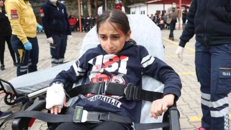 Adana'daki okullarda 'Deprem anı ve tahliye tatbikatı' gerçekleştirildi