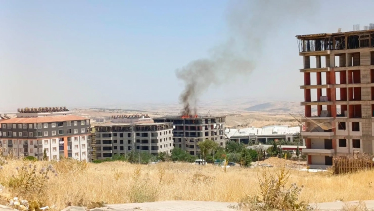 Adıyaman Besni'de İnşaat Halindeki Binada Yangın Paniği