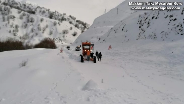Adıyaman-Çelikhan karayoluna çığ düştü