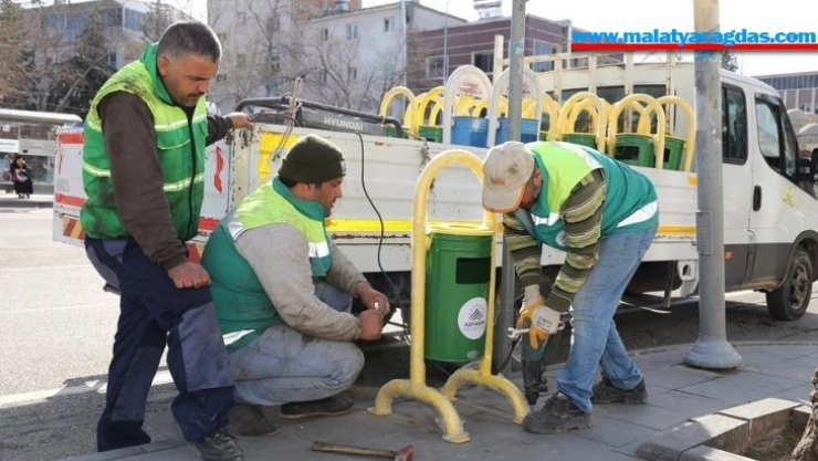 Adıyaman'da eskiyen çöp kovalarını yeniliyor