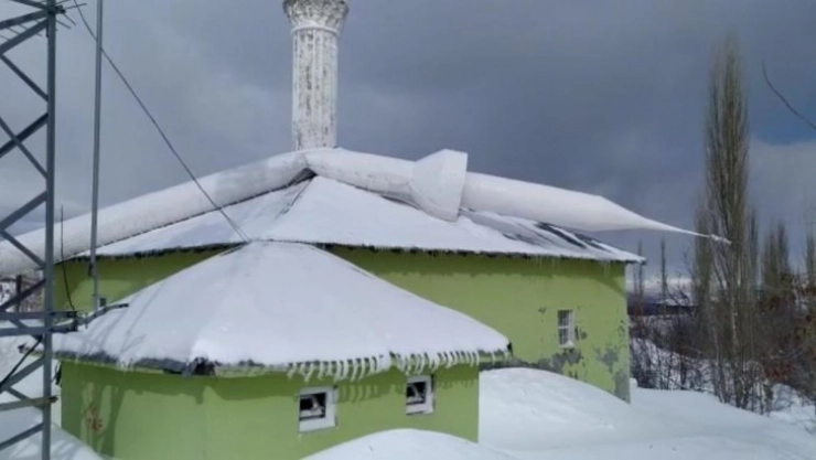 Adıyaman'da fırtına minareyi devirdi
