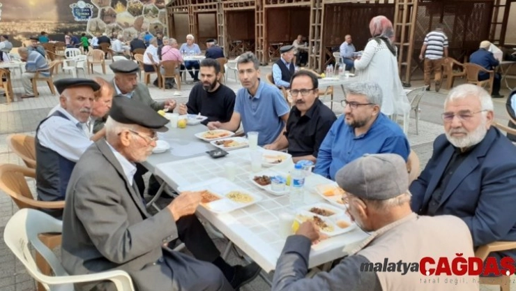 Adıyaman'da vatandaşlara lokma dağıtıldı