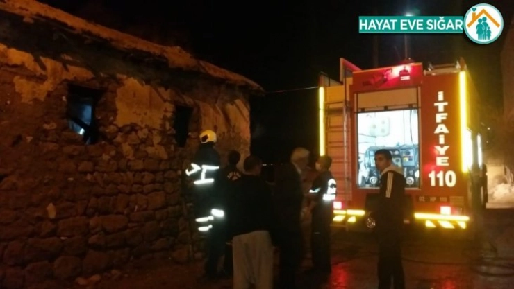 Adıyaman'da yangın sonrası yıkılma tehlikesi olan toprak ev boşaltıldı