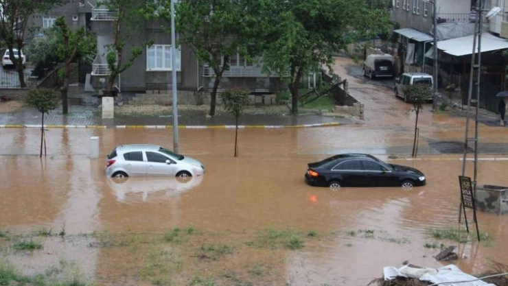 Adıyamanda cadde ve sokak sel sularına teslim oldu