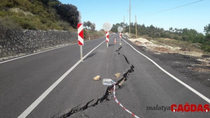 Adrasan yolunda heyelan sebebiyle çökme yaşandı